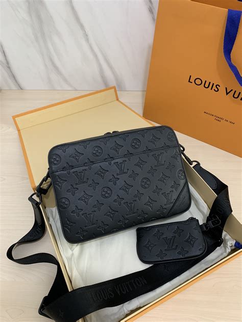 lv pouch messenger